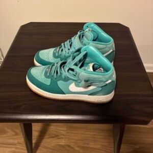 Air Force 1’s mid size